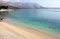 Niedrogie zakwaterowanie w apartamentach blisko piaszczystej plaży z widokiem na morze w Chorwacji jest idealne na wakacje | Adriatic.hr
